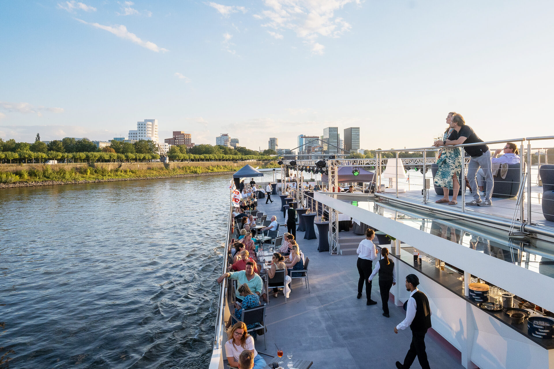 Blick vom Freideck des KD Eventschiffes MS RheinGalaxie in Düsseldorf in Abendstimmung